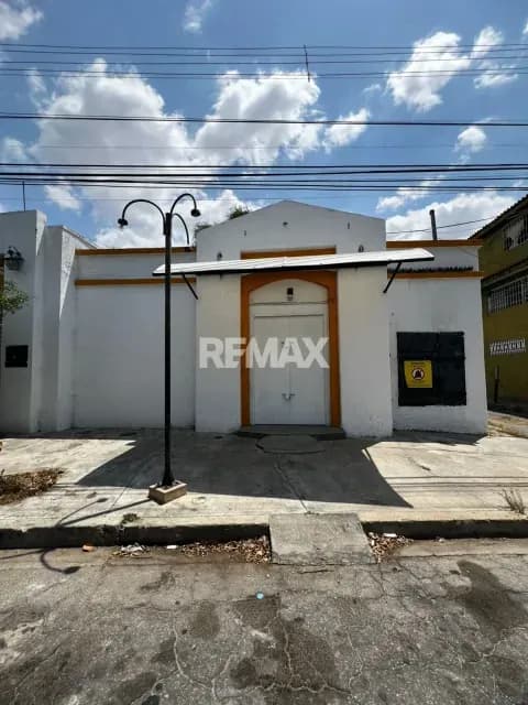 EN VENTA LOCAL COMERCIAL CON EXCELENTE UBICACION