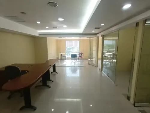 Oficina Ideal En C.c. Cristal Baja De Precio De 95.000 A 77.000 Te Espera! Seguridad, Ubicación Estratégica Y Confort En Un Solo Lugar. Vendemos Oficina De 93 M2 Totalmente Remodelada. An