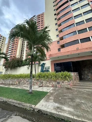 Espectacular Apartamento En Piso Medio Con Hermosa Vista, Pozo De Agua, Piscina, Vestier Y Doble Puesto Urbanización Mañongo, Residencias Valle Arriba Yn-rm