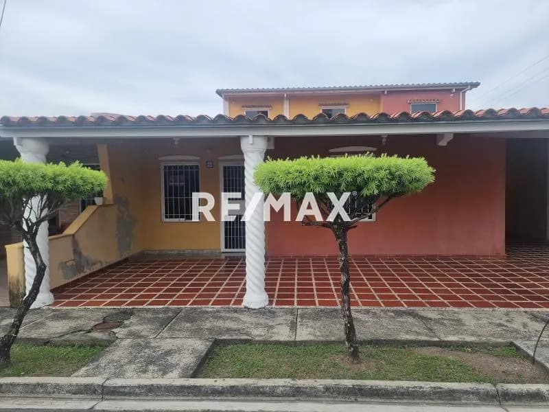 En Venta Hermosa casa de dos pisos ubicada en la urbanizacion Agua clara