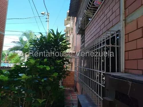 (cliente Directo) Venta 25-21195 Excelente Apartamento De 64 Metros Con 3 Habitaciones, 1 Baño Y 1 Puesto De Estacionamiento Cercano A Centros Comerciales Y Colegios. Ubicado En Las Rosas, Guatire.
