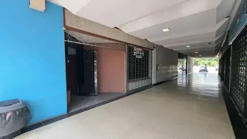 Local En Centro Comercial Guaparo. Ubicado En Piso 1. Se Vende Con Mobilario O Sin El Mismo