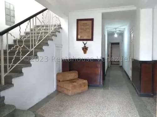 Casa Ideal Para Deposito O Negocio Los Chaguaramos 25-19834 Hgk