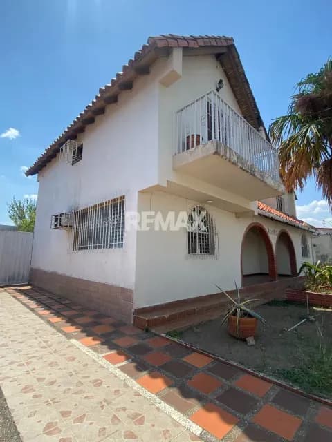 EN VENTA HERMOSA QUINTA EN URB. 5 DE DICIEMBRE