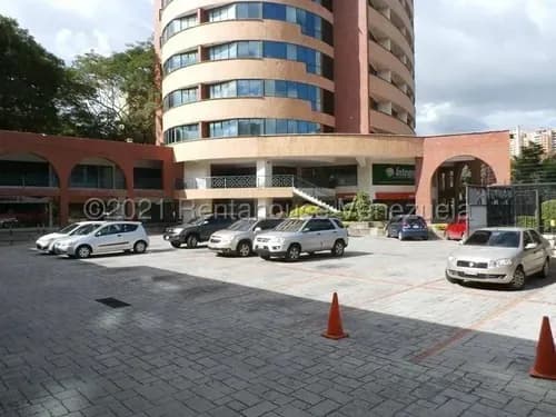 Alquiler, Funcional Oficina Ubicada En Torre Empresarial, En El Corazon De Valencia, Son 68 Mts, Baño Y 2 Puestos De Estacionamiento.su Negocio Merece Estar Aqui