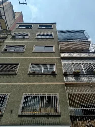 Hermoso Y Espacioso Apartamento, Con Mucha Ventilación A Una Cuadra Del Sambil De La Candelaria.