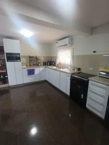 Casa En Lomas De La Hacienda Hermosa Cocina En Mampostería Revestida En Porcelanato Igual Que Sus Pisos Techos En Escayola Con Ojos De Buey Y Un Terreno En Guardia Y Custodia Con Caney Y Alumbrado. Kl