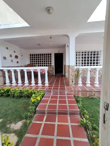 Casa En Venta En Urbanización La Esmeralda, San Diego* 305 M2 Terreno 220 M2 Construcción Habitaciones: 3 Banos: 2 Pozo Propio Conjunto Jardin. Corredor Patio 5 P/e. An