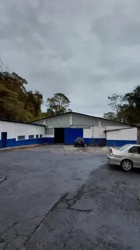 Excelente Galpón De 3.250 Mts En Terreno De 8.300 Mts Agua De Pozo Altura 8 Mts Fácil Acceso Para Gandolas Buena Vialidad A 7 Minutos Del Centro De San Antonio Amplio Estacionamiento Comodas Oficinas.