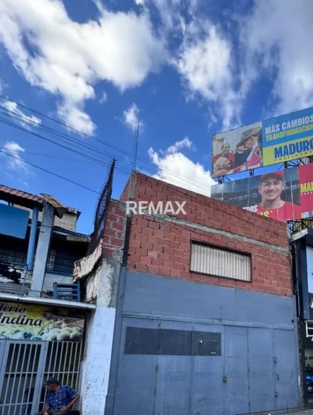 Local Comercial de 2 Niveles a Pie de Calle con Alta Visibilidad en el Centro de Petare