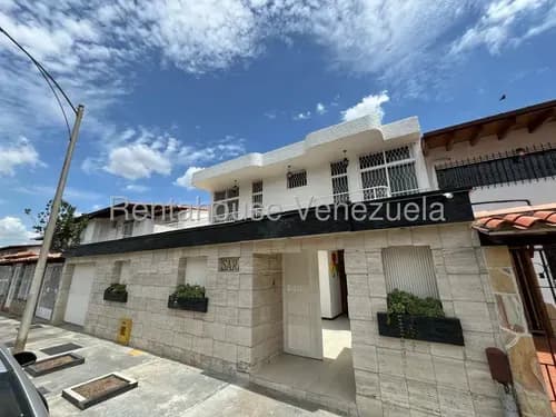 Lld/ Casa Completamente Remodelada De 2 Niveles En Colinas De Vista Alegre Urbanización Cerrada 25-20427