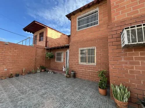 Asg Amplia Casa En Venta Urb La Mantuana Calle Cerrada Turmero 26-10956
