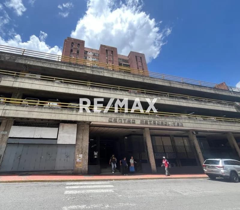 En venta precio de oportunidad, amplio, cocina actualizada. frente a la Plaza el Inmigrante en Chacao.