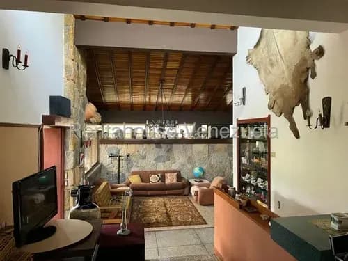 Casa En Venta En Tipo Chalet Calle Cerrada Akmg Carialinda Naguanagua 26-10346