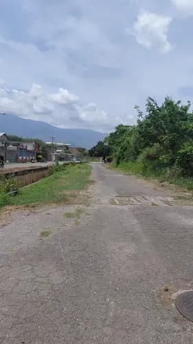 Excelente Parcela Plana De Uso Industrial 4.350 Mts Posee Un Frente De 63 Mts De Frente Por 70 De Fondo Hay Galpones De Lado Y Lado Con Fácil Acceso Y Poca Distancia De La Autopista Todos Los Servicio