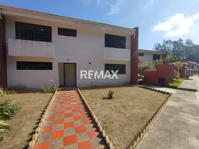 AMPLIA Y HERMOSA CASA EN VENTA EN LOMAS DE MONTE CLARO