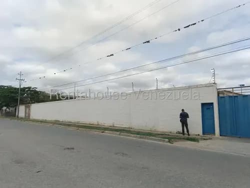 Bray Montoya Vende Extraordinario Galpon En Barquisimeto Zona Industrial Ii, Con Una Superficie De 9.000m2, Con 2.700m2 De Construcción En Optimas Condiciones 2#5#2#3#4#2#0.