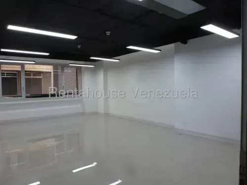 Los Dos Caminos En Alquiler Impecable Oficina Comercial Totalmente Remodelada, Lista Para Ocupar. 18558