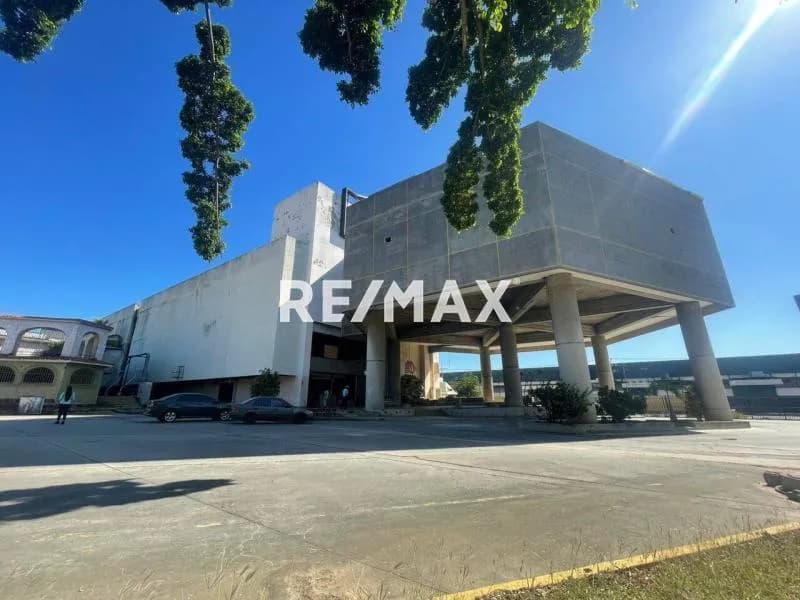 Se Vende Centro Comercial 6.712m2 (antiguo Bingo Rio) en San Diego