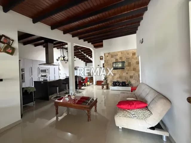 En Venta linda y moderna Casa, excelente diseño de ampliación, acabados de primera, urbanización Palma Real, Tipuro, Maturín