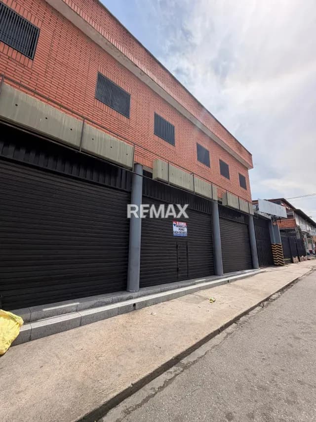 Locales comerciales con depósito en alquiler en la carrera 18