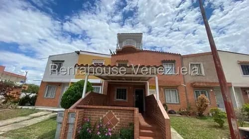 Jv Vende Townhouse De 4 Niveles Con Diseño Moderno, Ubicado En Flor Amarillo, Valencia 26-16386 May13