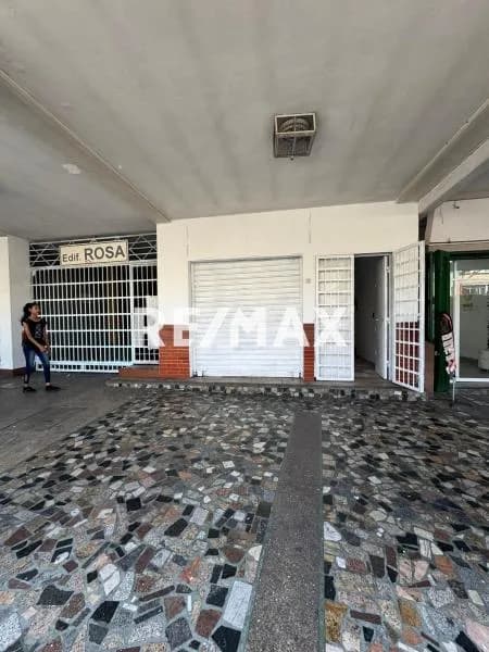 En alquiler local en la Av. Bolivar colindante con la Cedeño