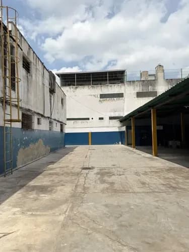 Imponente Galpón Industrial De 465 M2 Con Oficina, Portón Antisaqueo, Área Para Tanque Aéreo Y Baño Urbanización Mañongo