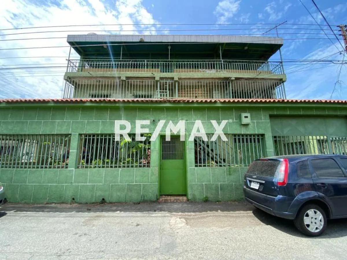 AMPLIA CASA EN LA URB. LA MICHELENA. Parroquia San Blas, Valenci