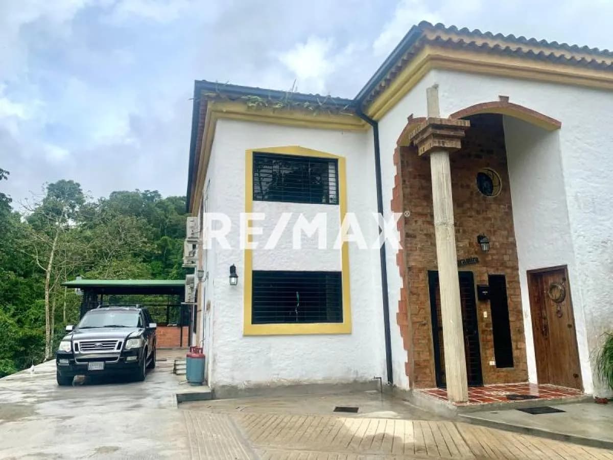 En venta townhouse en La Union, El Hatillo 577M ² 4h+5baños