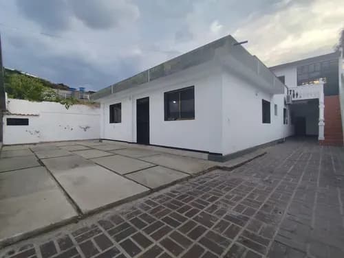 Venta De Casa Tipo Qta. Urbanización Puerto Viejo, Parroquia Urimare (catia La Mar), Estado La Guaira. Situada Estratégicamente Frente A La Segunda Calle De La Urbanización.