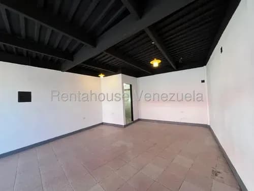 Local Comercial En Alquiler Listo Para Adaptar A Su Emprendimiento En Av. Pinto Salinas # 26-17121