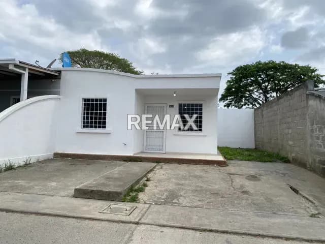 EN ALQUILER CASA URB ROCA DEL LLANO