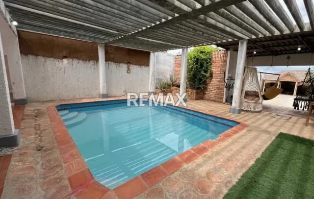 CASA ACTUALIZADA CON PISCINA EN LA COROMOTO
