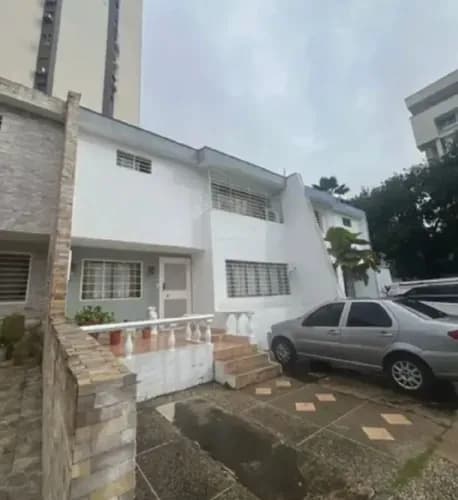 Townhouse En Venta Valencia Urb El Bosque. Espacioso Y Acogedor Con Una Excelente Ubicación En L A Zona Norte De Valencia (mer)