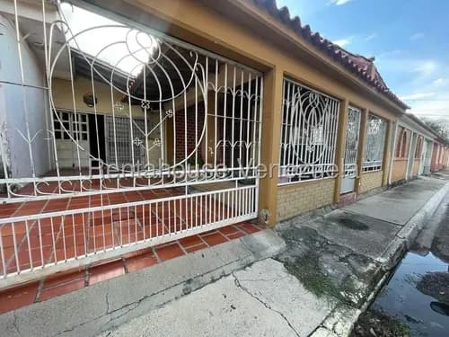 Rentahouse Lara Vende Casa Comercial En Avenida Estratégica De Cabudare; 4 Hab, Amplios Espacios, Garaje Extenso Y 2 Locales Listos Para Funcionar Con Aires Acondicionados. ¡ideal Para Emprender!