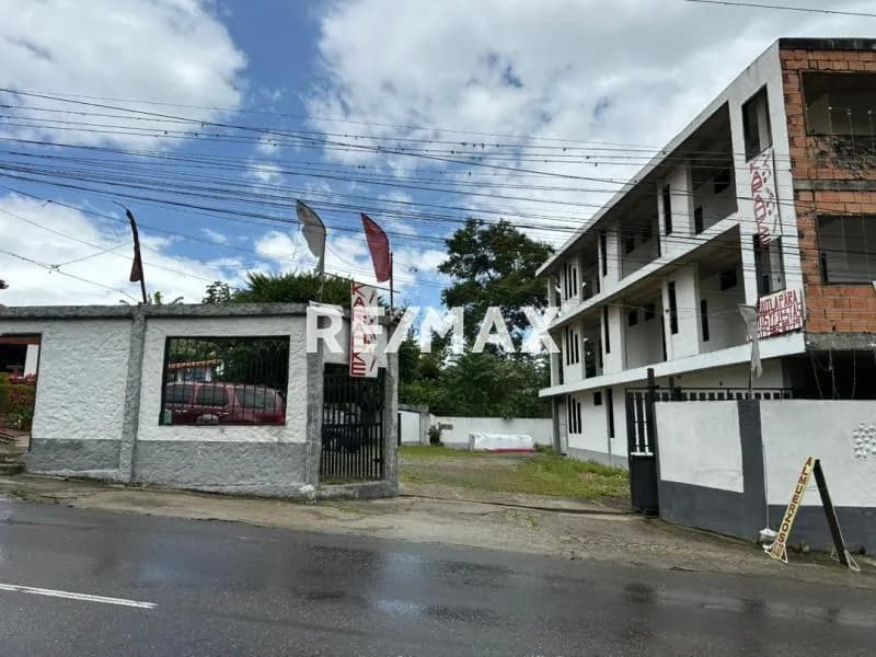 Edificio Con Terreno. Venta. Via Principal de Zorca