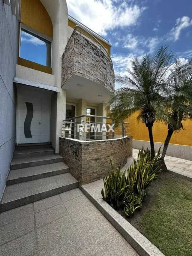 En venta quinta de tres niveles ubicada en la prestigiosa Urbanización Andrés Bello,