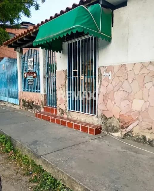 Casa comercial para la venta, con excelente ubicación a pie de calle en Urb. Obelisco