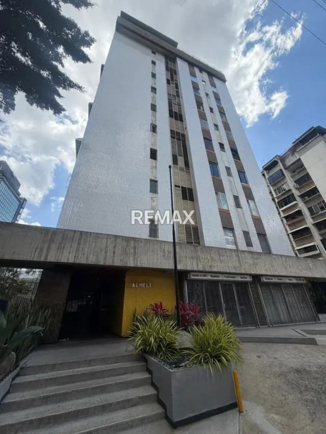 Estratégico Alquiler residencial ubicado en la 1era transversal de Los Palos Grandes