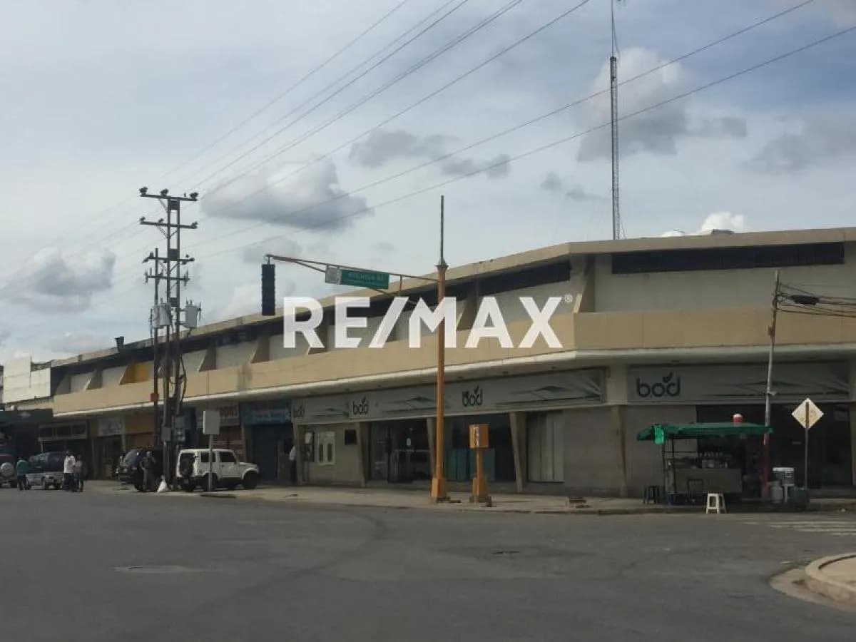 CENTRO COMERCIAL EN VENTA EN ZONA DE ALTO TRÁFICO CERCA DE RED VITAL LISANDRO ALVARADO