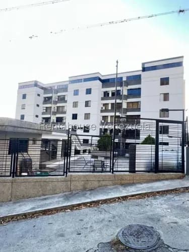 Hermoso Y Cómodo Apartamento En Alquiler. Urb. Miranda.