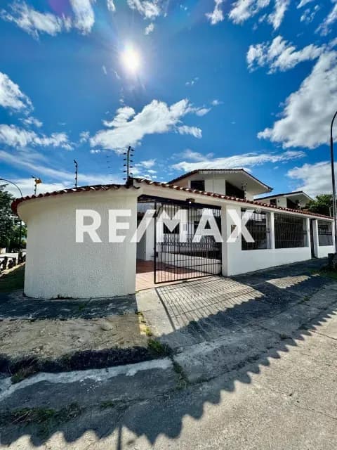 SE VENDE CASA EN ALTOS DE PIRINEOS