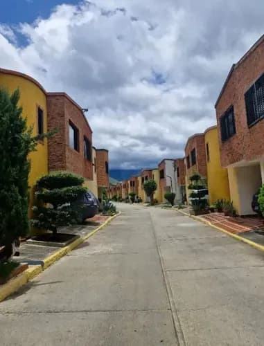 Se Vende Tonwhouse En Residencias Turpial Ubicado En Naguanagua