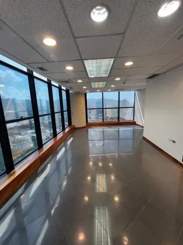 Oficina En Alquiler En La Viña En El C.c La Viña Plaza. 160 Mts 2 Baños Área De Recepción Salón De Conferencias Área De Kitchener 3 Oficinas 1 Salon De Usos Multiples 4 Puestos De Estacionamiento Air
