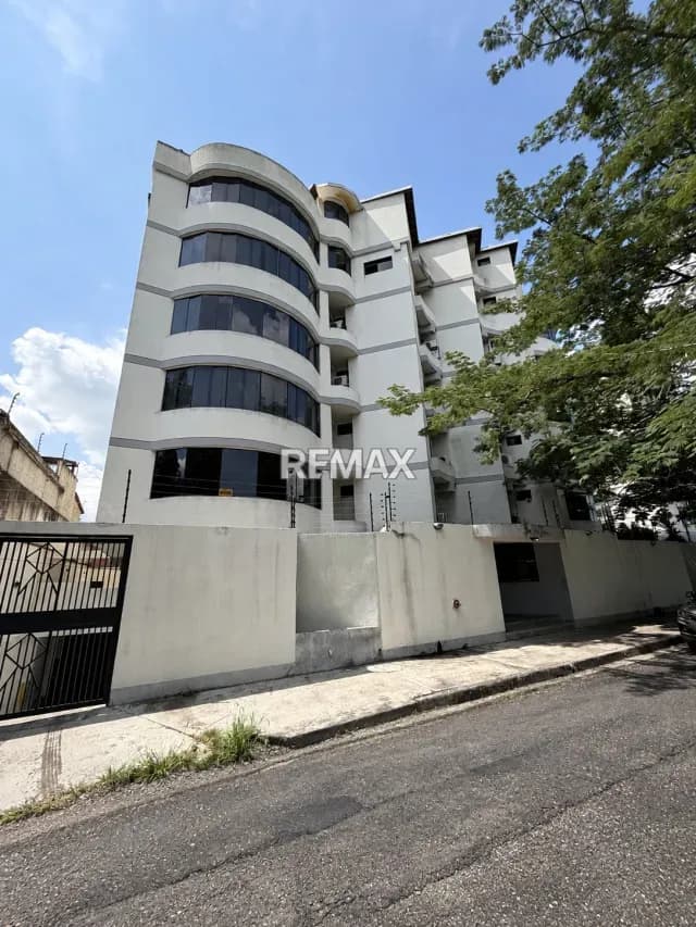 AMPLIO APARTAMENTO EN LA URB. SAN JACINTO