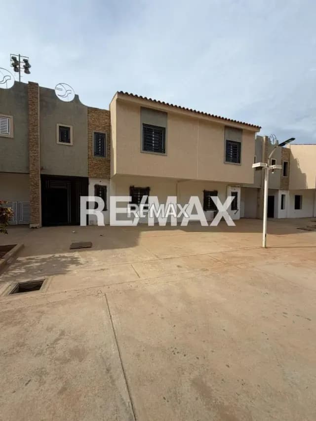 DISPONIBLE DOS TOWNHOUSE EN VENTA OBRA GRIS AVENIDA GOAJIRA VILLA TARASQUE MARACAIBO