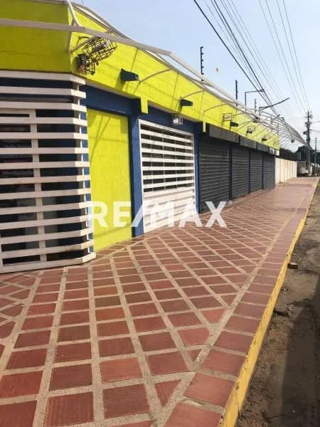 Vende estupendo Local Comercial, un local integrado para cualquier uso en este caso está adecuado como Minimarket