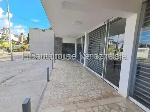 En Alquiler Local Comercial De 50 M2, En La Urb Santa Cecilia - Valencia (26-15386) Tiene Además Excelente Iluminación, Tanque De Agua Subterráneo De Alta Capacidad. Solo Clientes. Ag