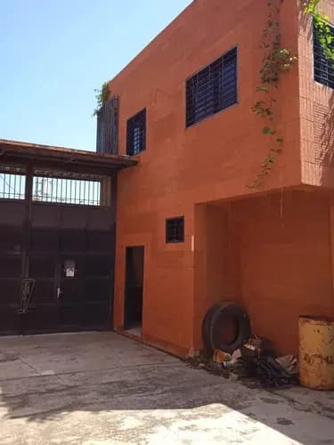 Galpon + 4 Locales Comerciales A Pie De Calle Municipio Carlos Arvelo. *carretera Nacional Valencia - Guigue Sector Las Tiamitas* 2.081mts2 De Terreno 1.391 Mst2 De Construcción *planta Alta:*
